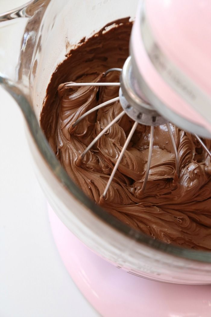 Batedeira rosé com creme de chocolate sendo preparado na tigela