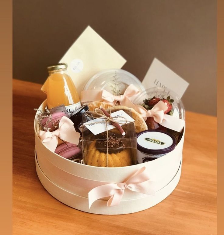 Caixa de presente redonda com doces e laços cor de rosa pronta para entrega
